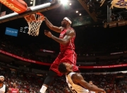 开云- 出色防守引爆全场！，詹姆斯意外战胜皇家马德里观众掌声雷动