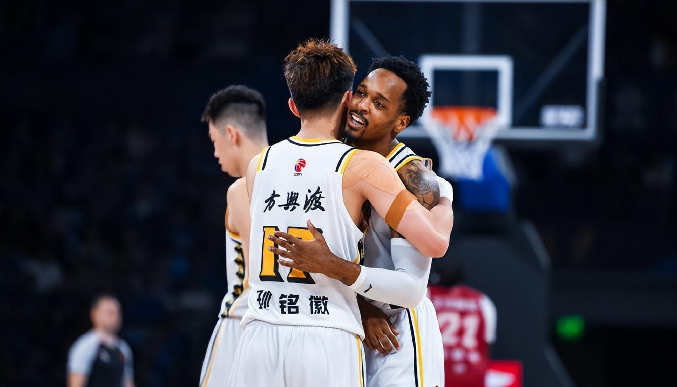 转会期广厦男篮调整名单以备欧冠，更衣室发声环节打磨，气氛紧张，训练强度明显提升的简单介绍