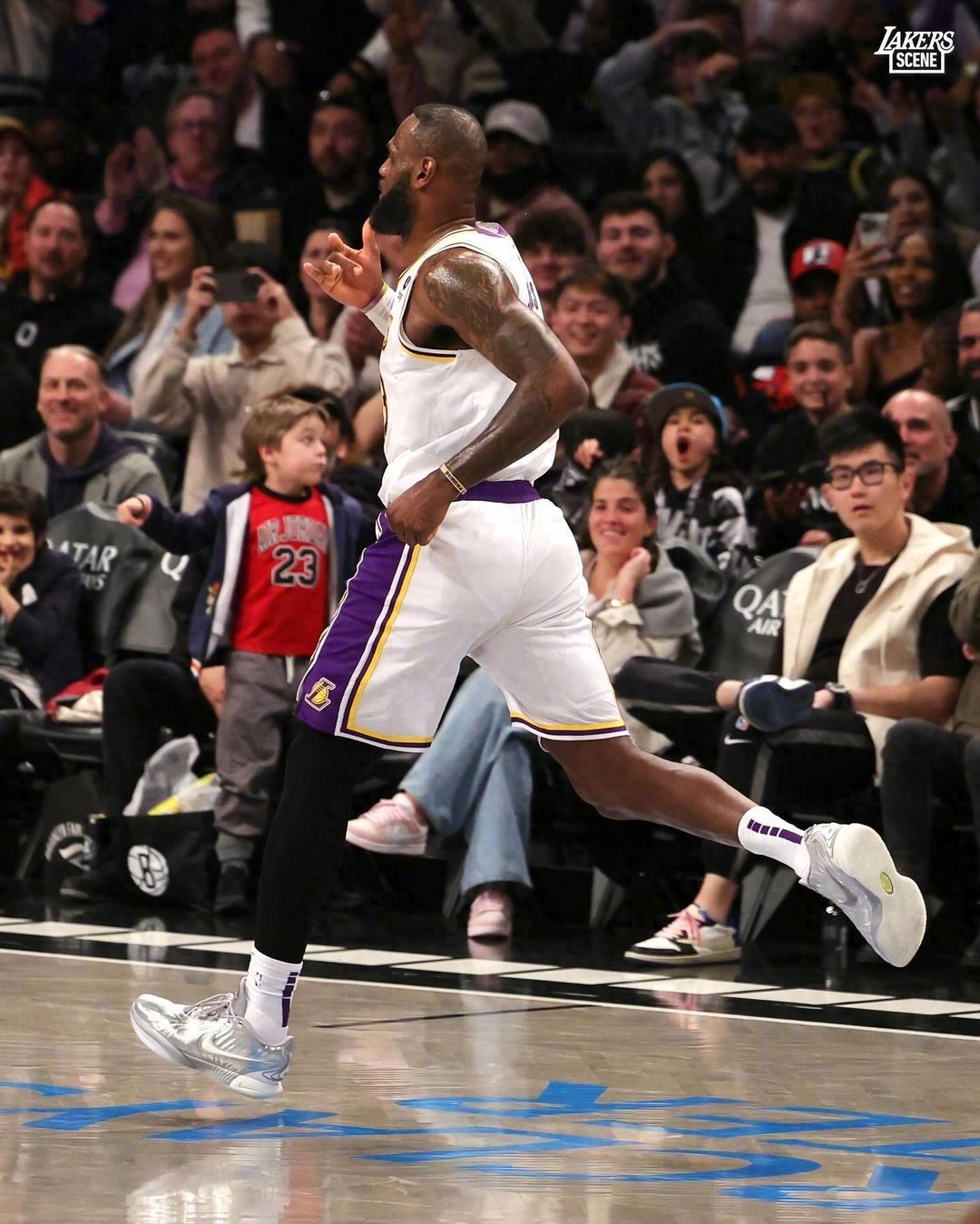  出色防守引爆全场！，詹姆斯意外战胜皇家马德里观众掌声雷动