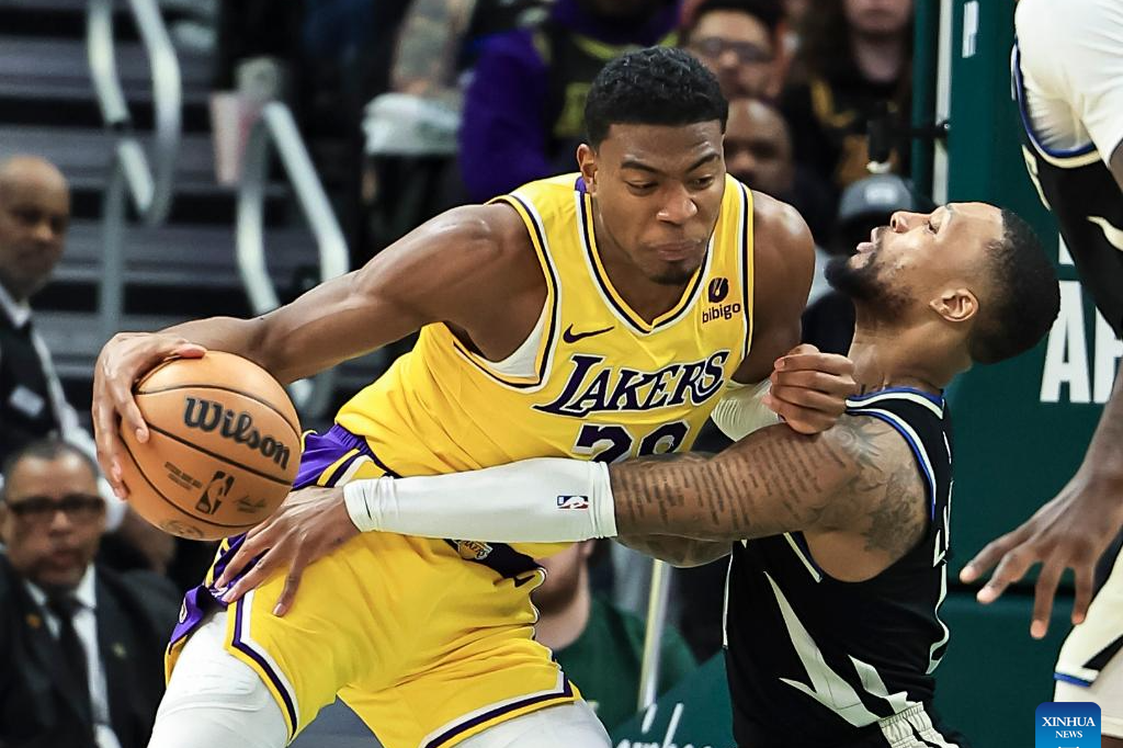 詹姆斯关键节点战术调整，雄鹿带队取胜！的简单介绍